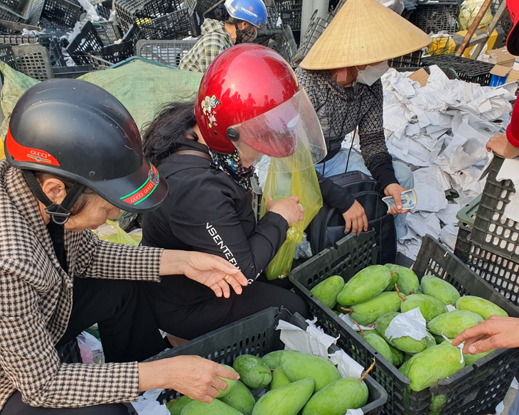 Người dân Hà Tĩnh chung tay ‘giải cứu’ xe chở hơn 30 tấn xoài bị lật - Ảnh 2. Người dân Hà Tĩnh chung tay ‘giải cứu’ xe chở hơn 30 tấn xoài bị lật - Ảnh 2.