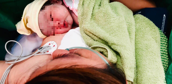 Bé gái chào đời cùng dây rốn thắt nút hiếm gặp - Ảnh 2. Bé gái chào đời cùng dây rốn thắt nút hiếm gặp - Ảnh 2.
