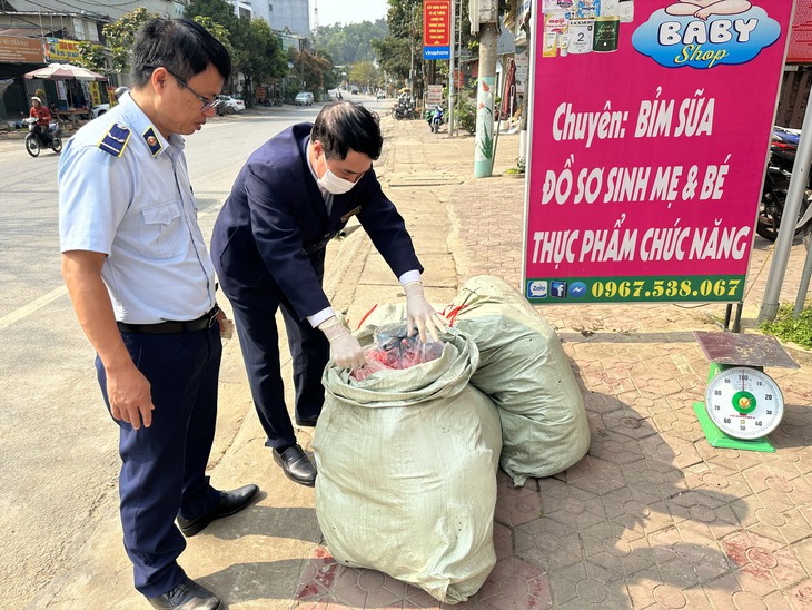 Tạm giữ gần 500 mũ bảo hiểm có dấu hiệu giả mạo nhãn hiệu - Ảnh 3.