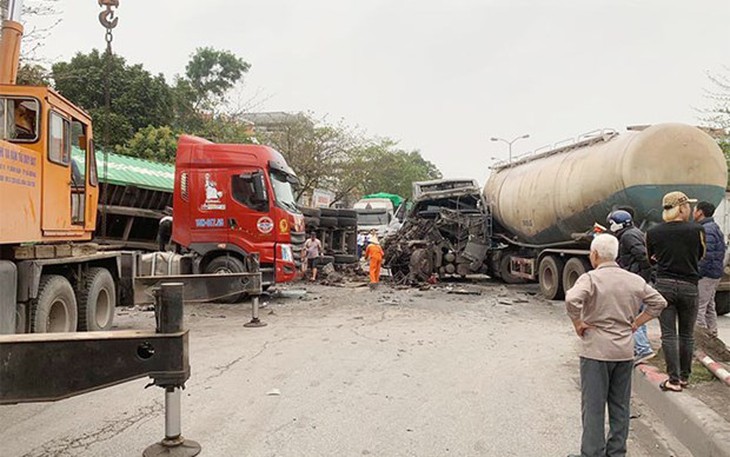 Tai nạn giữa 2 xe đầu kéo và 1 xe ôtô, Quốc lộ 5 ùn tắc nhiều giờ - Ảnh 1. Tai nạn giữa 2 xe đầu kéo và 1 xe ôtô, Quốc lộ 5 ùn tắc nhiều giờ - Ảnh 1.