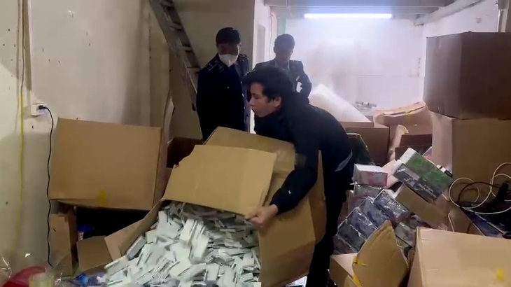 Lực lượng Quản lý thị trường kiểm tra hàng hóa vi phạm. Lực lượng Quản lý thị trường kiểm tra hàng hóa vi phạm.