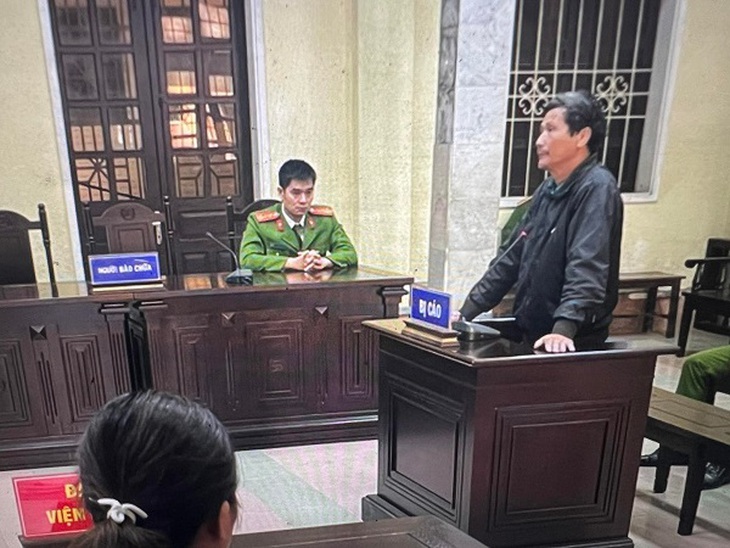 15 tháng tù cho đối tượng dùng “của quý” gây rối trật tự công cộng - Ảnh 2.