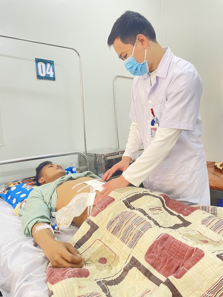 Thanh gỗ đâm thấu bụng anh thợ mộc - Ảnh 2.