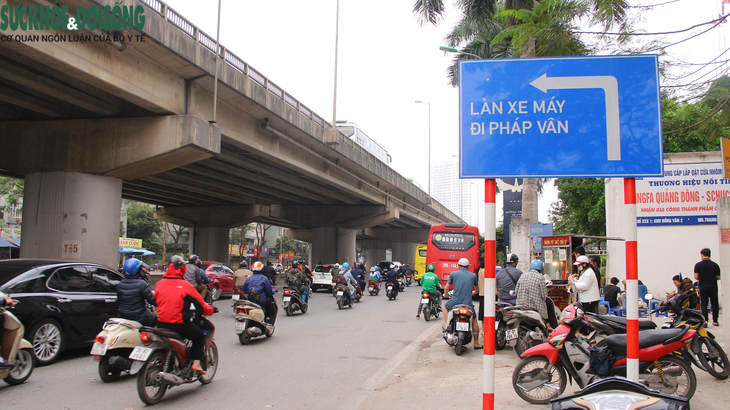 Cầu vòm thép vượt hồ đầu tiên ở Hà Nội "vắng hoe", bị sử dụng sai mục đích - Ảnh 2.