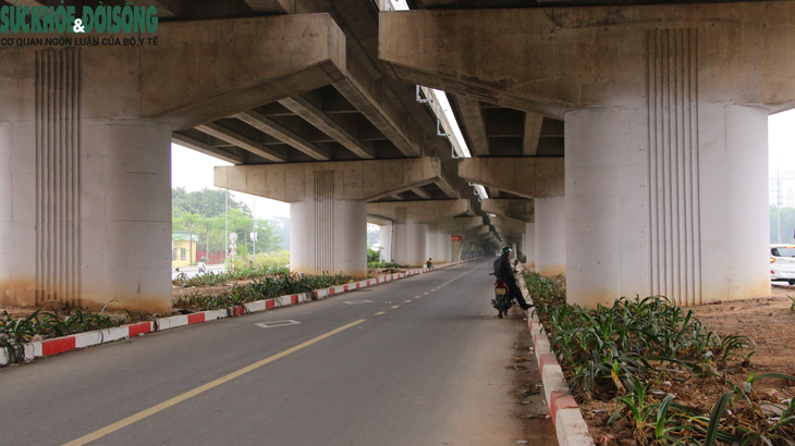 Cầu vòm thép vượt hồ đầu tiên ở Hà Nội "vắng hoe", bị sử dụng sai mục đích - Ảnh 4.