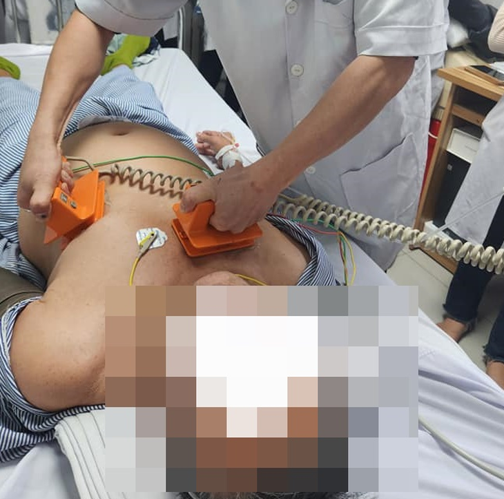 Sốc điện để cứu bệnh nhân suy tim - Ảnh 1.