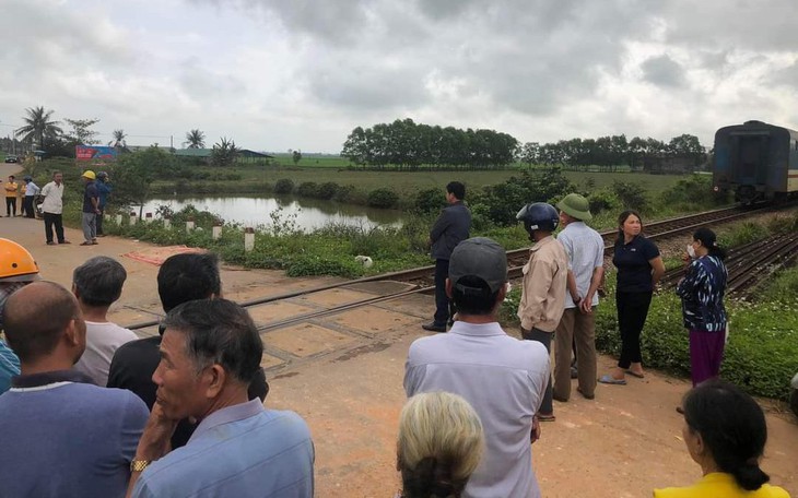 Cố vượt gác chắn đường sắt, người đàn ông bị tàu hỏa đâm tử vong