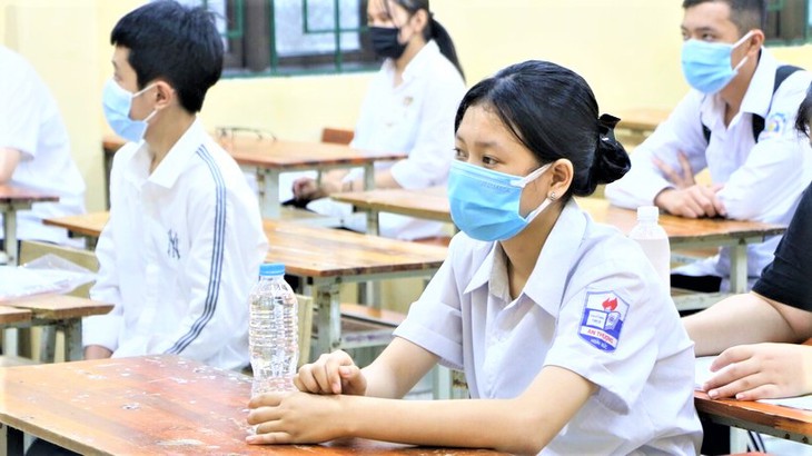 "Cuộc đua" vào lớp 10 tại Hà Nội căng thẳng, chỉ hơn 55% có suất vào công lập - Ảnh 2.