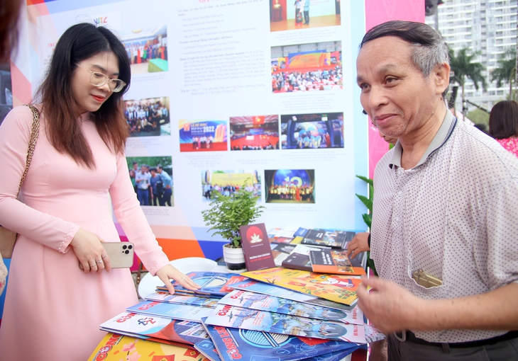 Khai mạc trọng thể Hội Báo toàn quốc 2023 với chủ đề "Đoàn kết – Chuyên nghiệp – Văn hóa – Sáng tạo" - Ảnh 6.