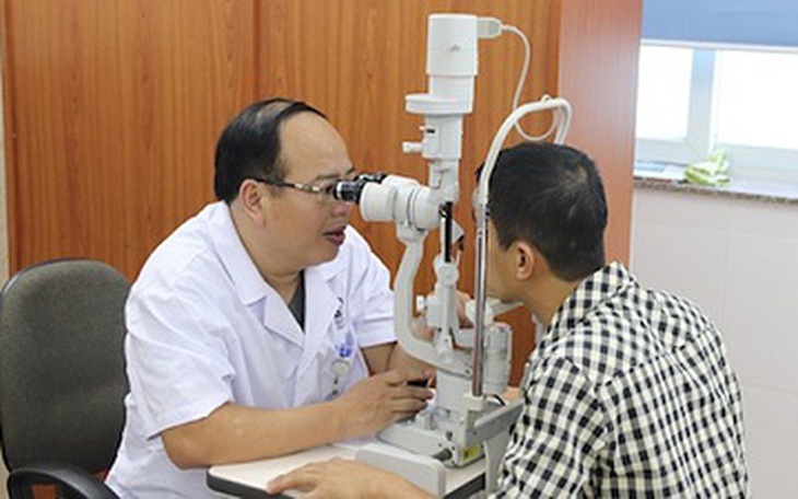 Thường xuyên thức khuya, mất ngủ, thiếu ngủ chính là nguyên nhân khiến cho mắt xuất hiện những quầng thâm hoặc suy giảm thị lực.