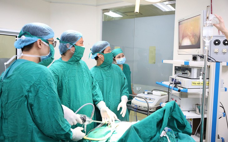 Phẫu thuật nội soi nang ống mật chủ nối mật ruột cho bệnh nhi 28 tháng tuổi