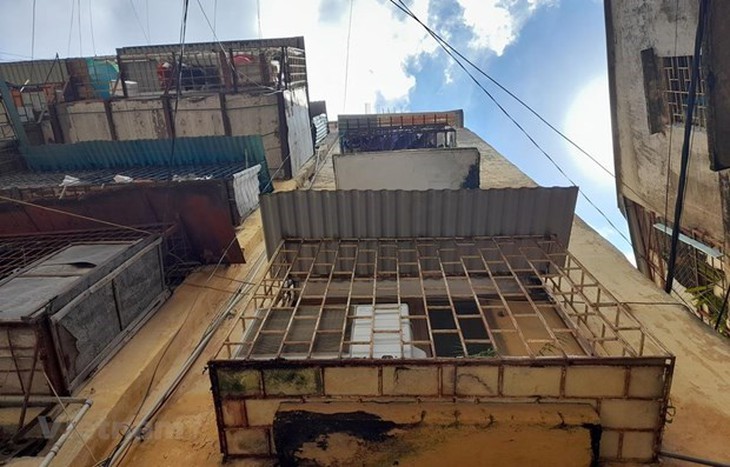 Hà Nội: Di dời dân khỏi chung cư cũ nguy hiểm để bảo vệ tính mạng - Ảnh 1.
