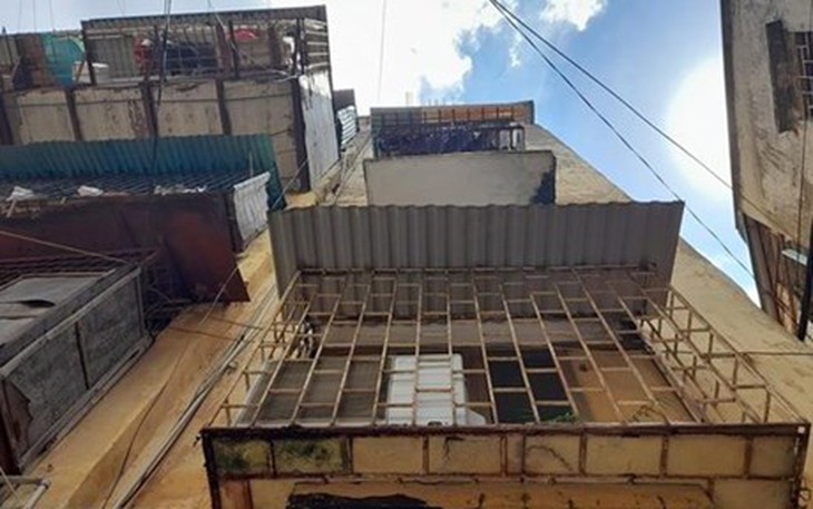 Hà Nội: Di dời dân khỏi chung cư cũ nguy hiểm để bảo vệ tính mạng
