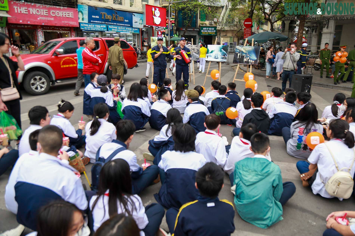 Trẻ nhỏ vui chơi tại Hồ Gươm thích thú trải nghiệm làm chiến sĩ PCCC - Ảnh 1. Trẻ nhỏ vui chơi tại Hồ Gươm thích thú trải nghiệm làm chiến sĩ PCCC - Ảnh 1.