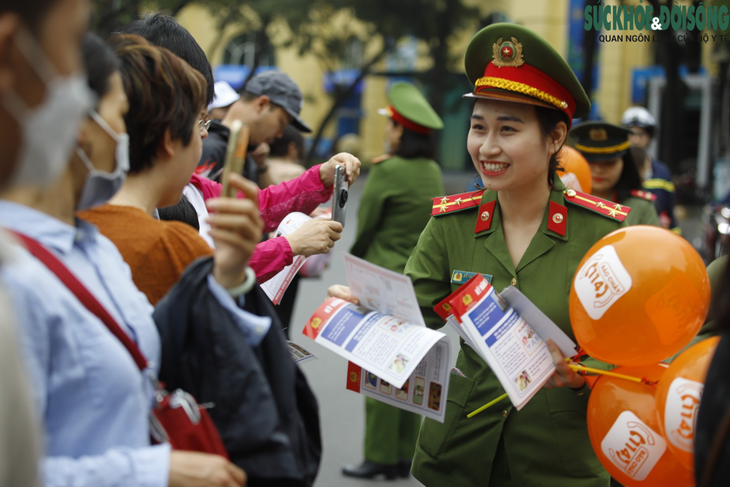Trẻ nhỏ vui chơi tại Hồ Gươm thích thú trải nghiệm làm chiến sĩ PCCC - Ảnh 4. Trẻ nhỏ vui chơi tại Hồ Gươm thích thú trải nghiệm làm chiến sĩ PCCC - Ảnh 4.