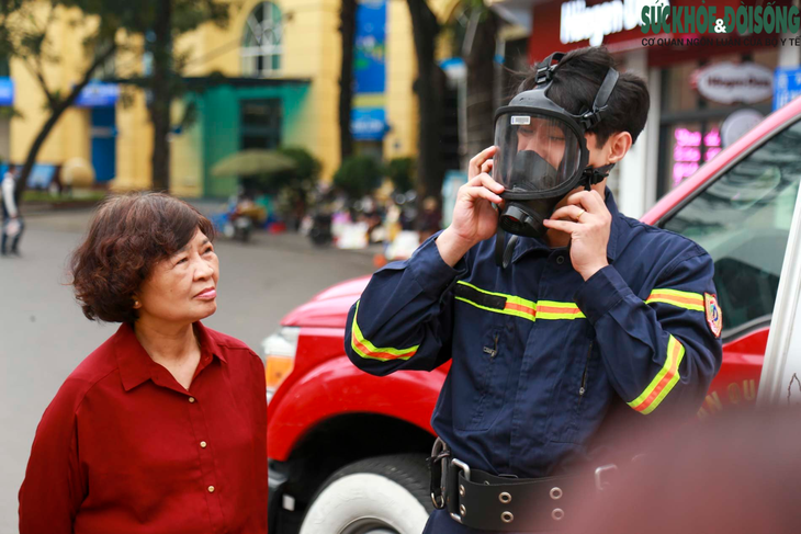 Trẻ nhỏ vui chơi tại Hồ Gươm thích thú trải nghiệm làm chiến sĩ PCCC - Ảnh 5. Trẻ nhỏ vui chơi tại Hồ Gươm thích thú trải nghiệm làm chiến sĩ PCCC - Ảnh 5.