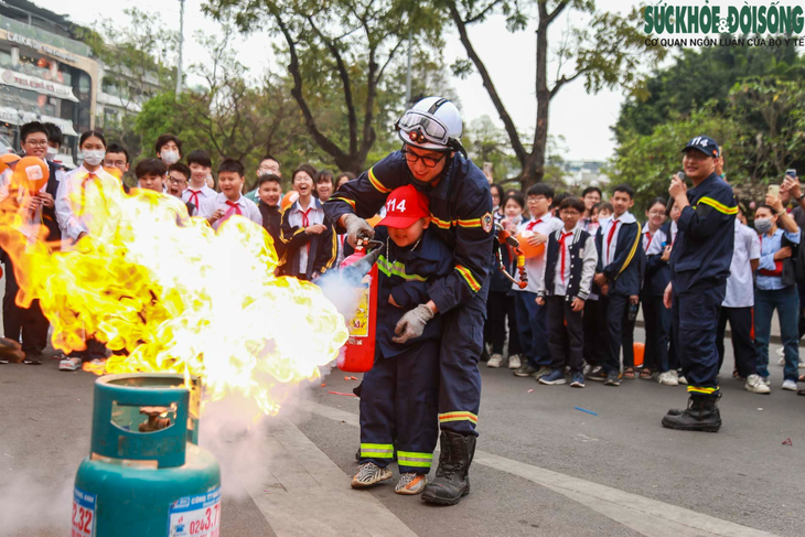 Trẻ nhỏ vui chơi tại Hồ Gươm thích thú trải nghiệm làm chiến sĩ PCCC - Ảnh 6. Trẻ nhỏ vui chơi tại Hồ Gươm thích thú trải nghiệm làm chiến sĩ PCCC - Ảnh 6.