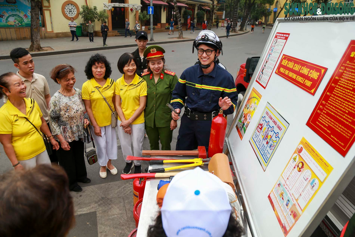 Trẻ nhỏ vui chơi tại Hồ Gươm thích thú trải nghiệm làm chiến sĩ PCCC - Ảnh 9. Trẻ nhỏ vui chơi tại Hồ Gươm thích thú trải nghiệm làm chiến sĩ PCCC - Ảnh 9.