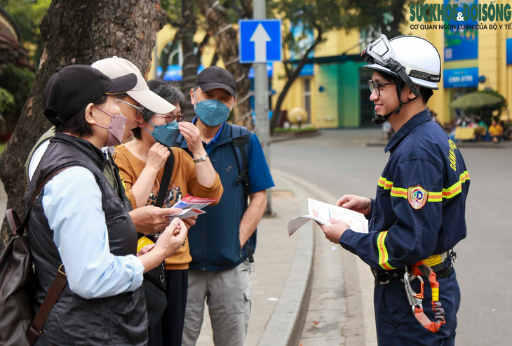 Trẻ nhỏ vui chơi tại Hồ Gươm thích thú trải nghiệm làm chiến sĩ PCCC - Ảnh 10. Trẻ nhỏ vui chơi tại Hồ Gươm thích thú trải nghiệm làm chiến sĩ PCCC - Ảnh 10.