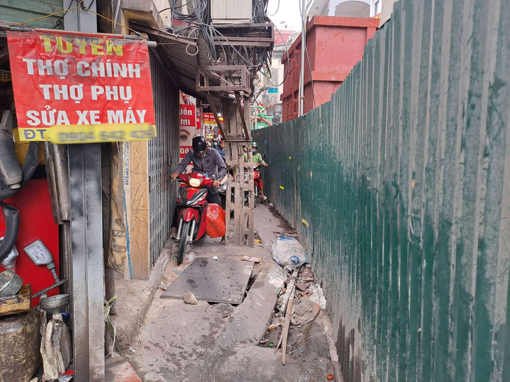 Người dân chịu cảnh "luồn lách" qua rào chắn thi công đường Lương Thế Vinh đến bao giờ? - Ảnh 2.