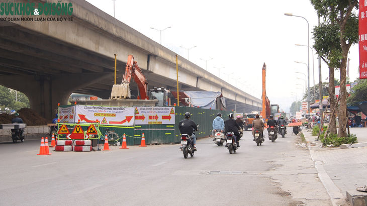 Người dân chịu cảnh "luồn lách" qua rào chắn thi công đường Lương Thế Vinh đến bao giờ? - Ảnh 1. Người dân chịu cảnh "luồn lách" qua rào chắn thi công đường Lương Thế Vinh đến bao giờ? - Ảnh 1.