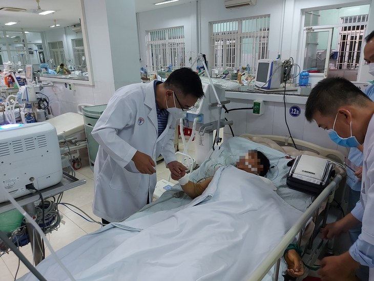 10 người ở Quảng Nam bị ngộ độc ăn cá chép muối ủ chua, các bác sĩ BV Chợ Rẫy đem thuốc hiếm đi cứu - Ảnh 2. 10 người ở Quảng Nam bị ngộ độc ăn cá chép muối ủ chua, các bác sĩ BV Chợ Rẫy đem thuốc hiếm đi cứu - Ảnh 2.
