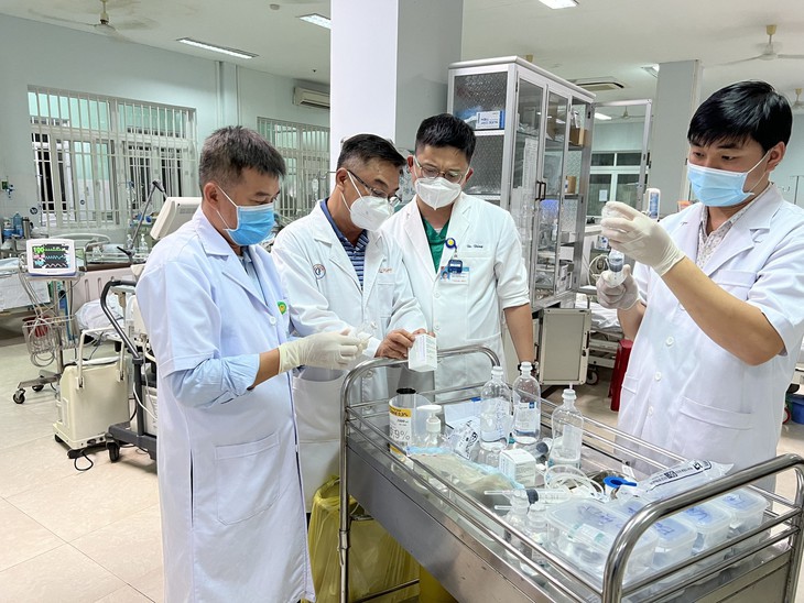 10 người ở Quảng Nam bị ngộ độc ăn cá chép muối ủ chua, các bác sĩ BV Chợ Rẫy đem thuốc hiếm đi cứu - Ảnh 1. 10 người ở Quảng Nam bị ngộ độc ăn cá chép muối ủ chua, các bác sĩ BV Chợ Rẫy đem thuốc hiếm đi cứu - Ảnh 1.