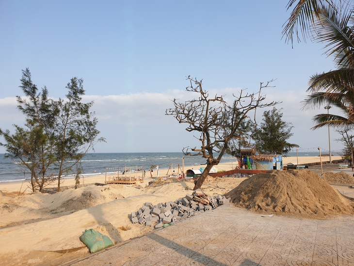 Biển Nhật Lệ nhếch nhác trước mùa du - Ảnh 9.