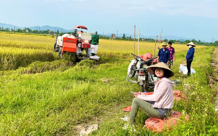 Biện pháp nào bảo vệ sức khỏe cho nông dân khi làm việc dưới nắng nóng?