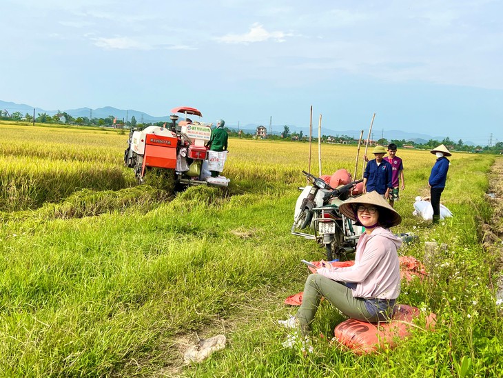 Các giải pháp bảo vệ sức khỏe cho nông dân khi làm việc dưới nắng nóng - Ảnh 1.