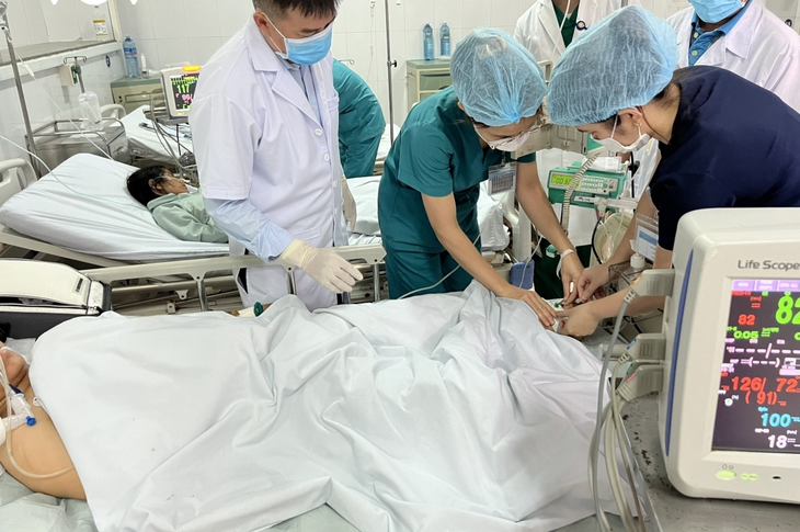 Bộ Y tế yêu cầu tập trung nguồn lực cứu chữa 10 bệnh nhân vụ ngộ độc cá chép muối ủ chua - Ảnh 1. Bộ Y tế yêu cầu tập trung nguồn lực cứu chữa 10 bệnh nhân vụ ngộ độc cá chép muối ủ chua - Ảnh 1.