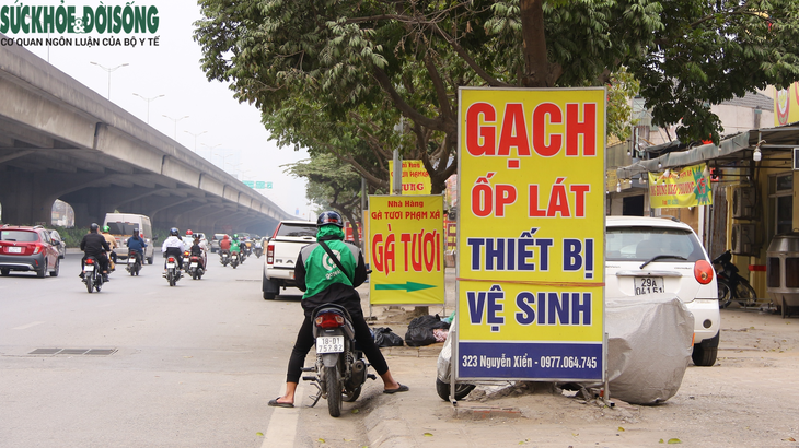 Đường Nguyễn Xiển "thiệt" cả lòng đường lẫn vỉa hè - Ảnh 1.
