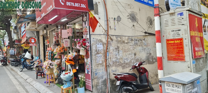 Giữa chiến dịch dẹp loạn, vỉa hè Hà Nội vẫn bị lấn chiếm - Ảnh 1.