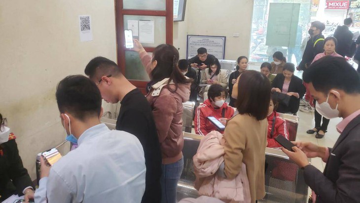 Người dân có bắt buộc phải đổi sang hộ chiếu gắn chip điện tử không? - Ảnh 2.