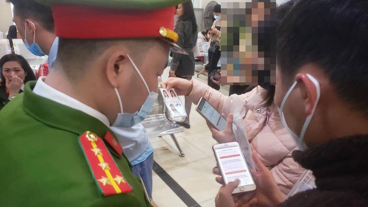 Người dân có bắt buộc phải đổi sang hộ chiếu gắn chip điện tử không? - Ảnh 1.