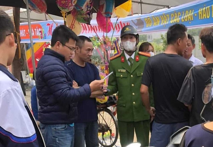 Người đàn ông bị đâm chết tại hội làng - Ảnh 1. Người đàn ông bị đâm chết tại hội làng - Ảnh 1.