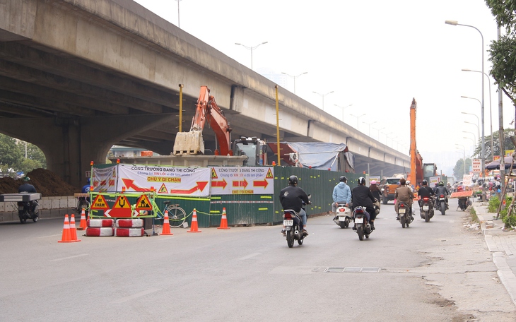 Cận cảnh đường Nguyễn Xiển bị chiếm dụng cả lòng đường lẫn vỉa hè