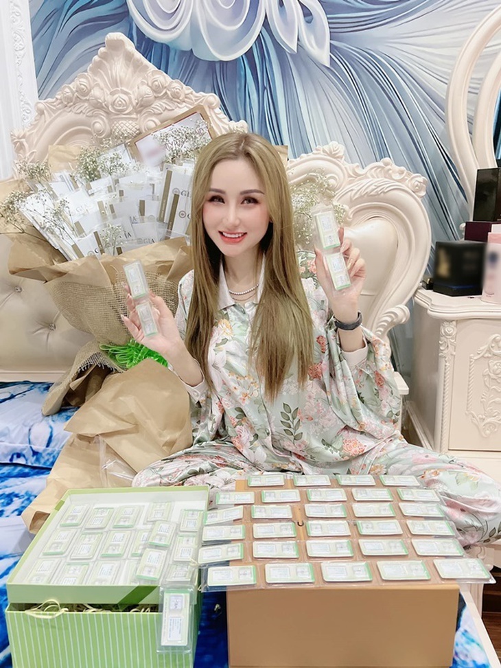 Quà 8/3 của đại gia: Chủ shop "chốt đơn" bó hoa 99 viên kim cương tiết lộ góc khuất không ngờ - Ảnh 4. Quà 8/3 của đại gia: Chủ shop "chốt đơn" bó hoa 99 viên kim cương tiết lộ góc khuất không ngờ - Ảnh 4.
