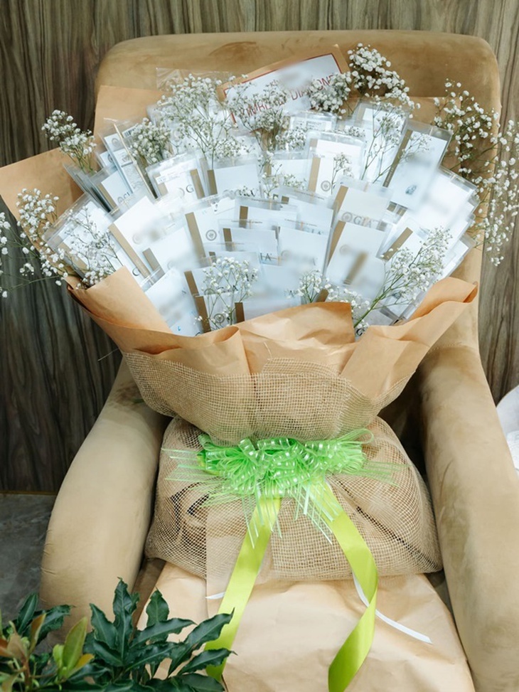 Quà 8/3 của đại gia: Chủ shop "chốt đơn" bó hoa 99 viên kim cương tiết lộ góc khuất không ngờ - Ảnh 3. Quà 8/3 của đại gia: Chủ shop "chốt đơn" bó hoa 99 viên kim cương tiết lộ góc khuất không ngờ - Ảnh 3.