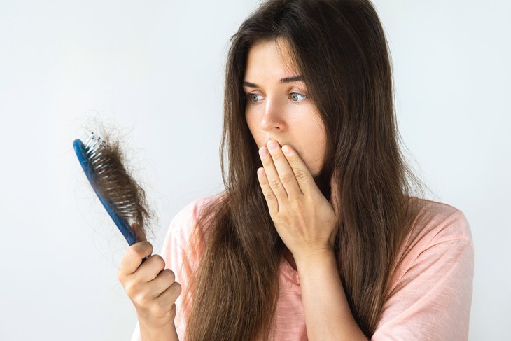Rụng tóc và cách khắc phục với những thói quen đơn giản - Ảnh 1.