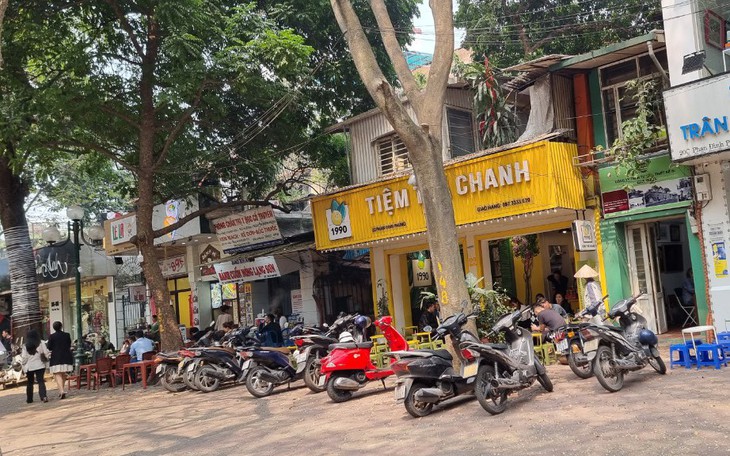 Vỉa hè vẫn bị lấn chiếm giữa lúc Hà Nội thực hiện 'tổng chiến dịch' giành lại không gian cho người đi bộ