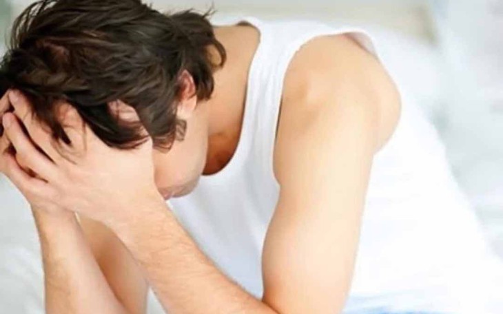 Nam giới trung niên cảnh giác với bệnh cong dương vật