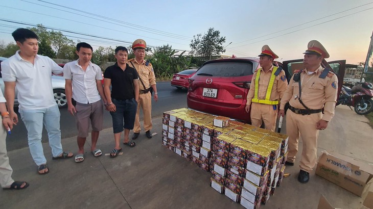 Phát hiện hơn 3 tạ pháo nổ nguỵ trang trong thùng sữa - Ảnh 1.