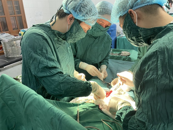 Y tế huyện đảo Bạch Long Vĩ, Hải Phòng: Phẫu thuật thành công ca viêm ruột thừa ngày thứ 3 - Ảnh 1.