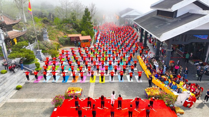 Đỉnh thiêng Fansipan - Điểm tìm về của những "ngôi sao" Yoga - Ảnh 1. Đỉnh thiêng Fansipan - Điểm tìm về của những "ngôi sao" Yoga - Ảnh 1.