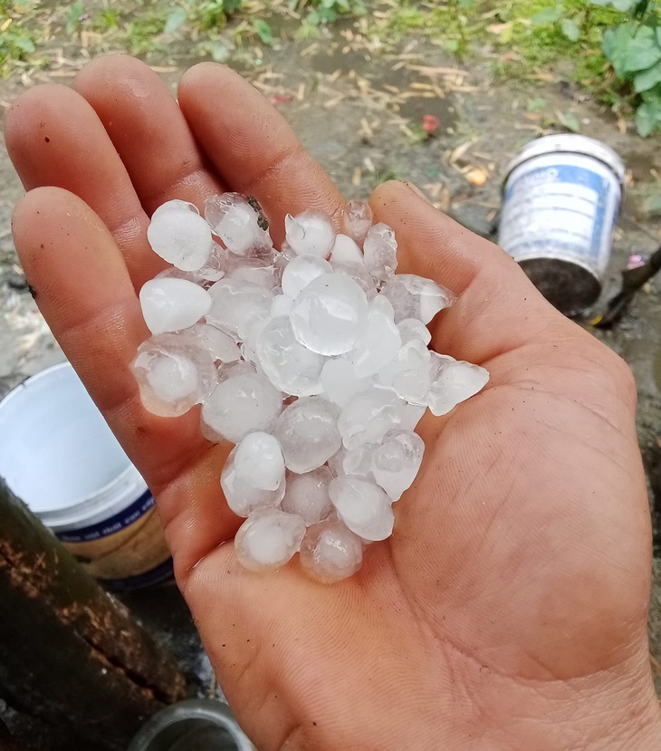 Tố lốc, mưa đá xuất hiện ở huyện miền núi Nghệ An - Ảnh 4. Tố lốc, mưa đá xuất hiện ở huyện miền núi Nghệ An - Ảnh 4.