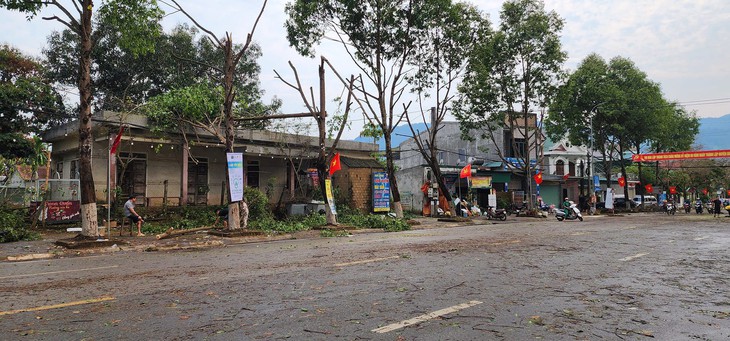 Tố lốc, mưa đá xuất hiện ở huyện miền núi Nghệ An - Ảnh 1. Tố lốc, mưa đá xuất hiện ở huyện miền núi Nghệ An - Ảnh 1.