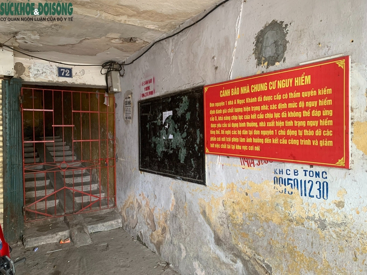 Quây tôn "kín mít" chung cư xuống cấp đặc biệt nguy hiểm tại Hà Nội - Ảnh 1.