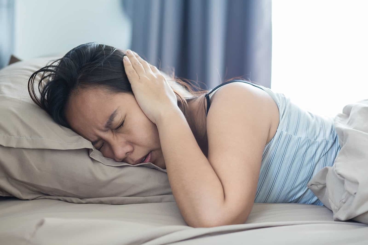 Vì sao càng lớn tuổi càng dễ mất ngủ - Ảnh 1.