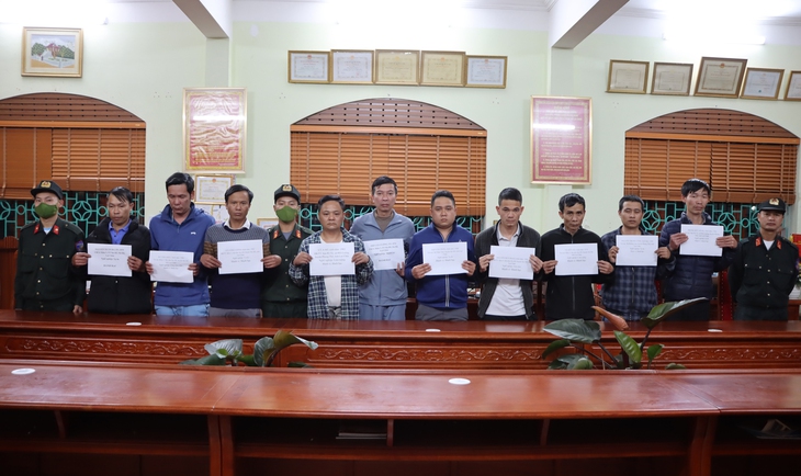 Triệt phá đường dây lô đề, bắt 12 đối tượng - Ảnh 1. Triệt phá đường dây lô đề, bắt 12 đối tượng - Ảnh 1.